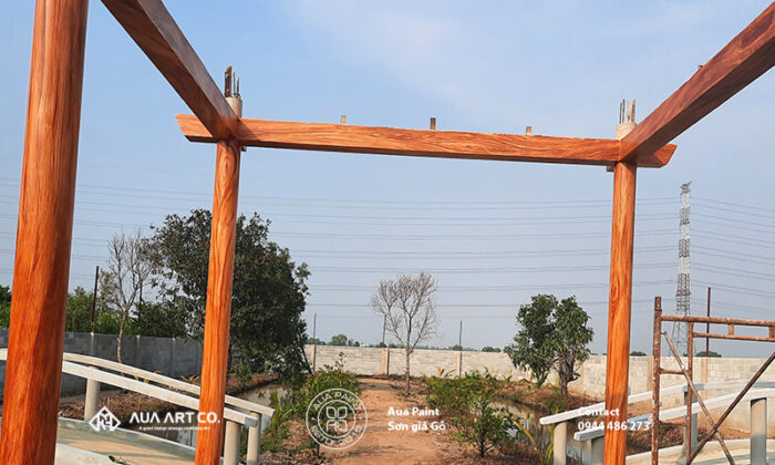 thi công sơn giả gỗ cột tròn